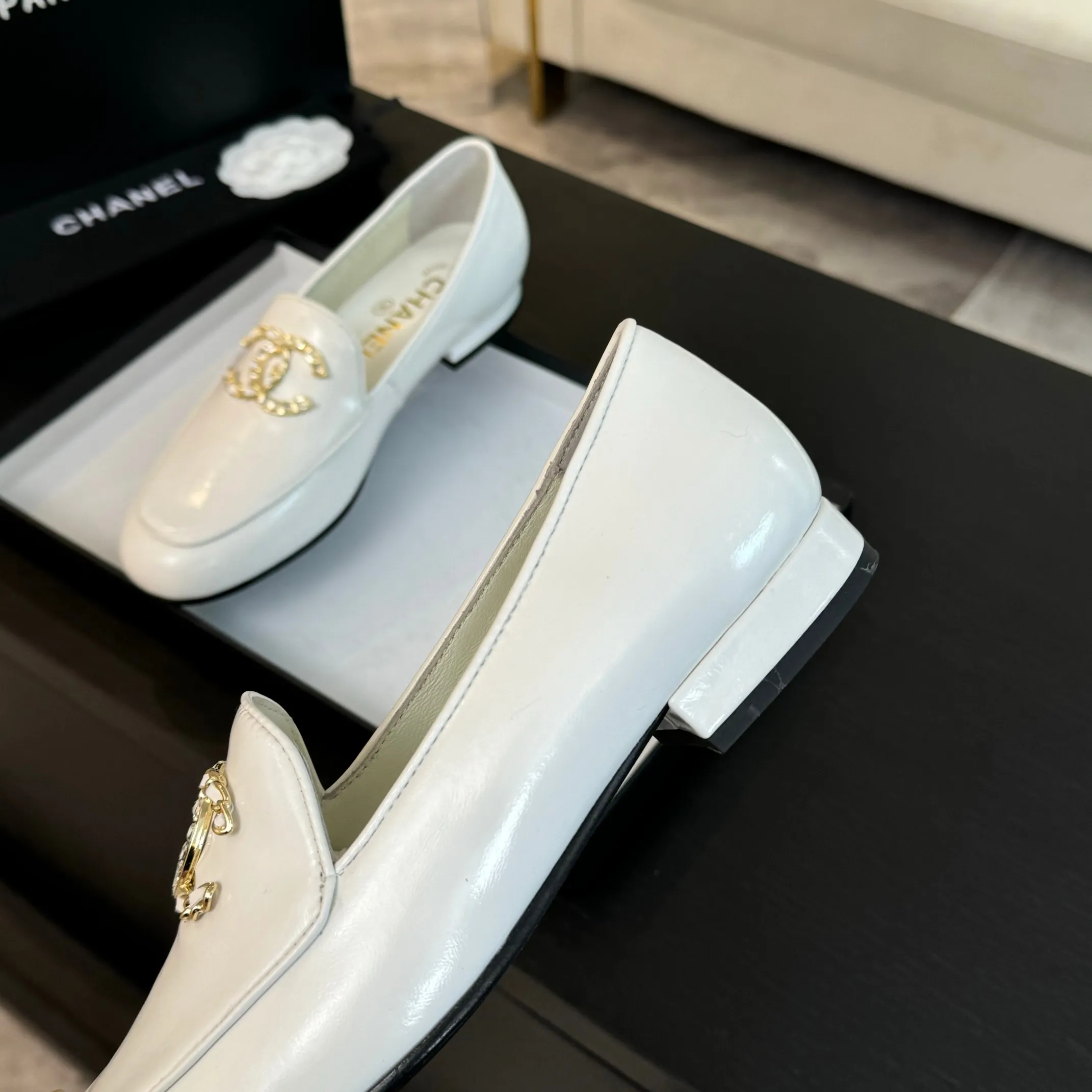 👟👟Ex-factory price 600👟👟 Purchasing-grade CHANEL Xiaoxiang classic retro shoes. I liked this pair at first sight. The design of the upper is very special. The classic hardware buckles embellished with Xiaoxiang are very CHANEL style. It has a high-end feel. The upper feet are very comfortable and soft. The feet are not afraid of being good-looking and comfortable. They are invincible when paired with mid-calf socks, skirts and trousers. It looks simple in style, but it has the effect of elongating the legs immediately on the feet, which is simple and does not lose personality. Adds a touch of coolness. Upper: imported mixed-breed lambskin. Lining: mixed-breed sheepskin. Soft, sweat-absorbent and breathable! Hardware: Exclusive original 1:1 mold development! Long-lasting and does not soften! Outsole: Genuine leather outsole imported from Italy. Height is about 2.5cm. Different market currency. We are different. Size: #34-42 (34 40 41 customized, non-refundable)